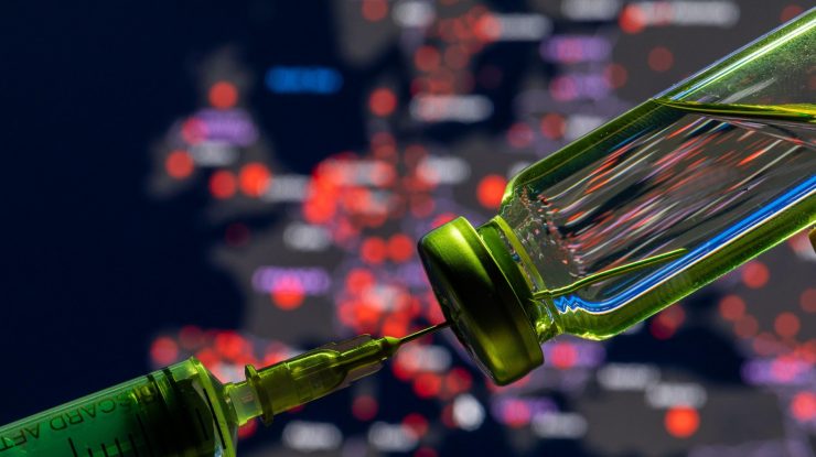 doza de vaccin anti-covid in fata unei hartie a europei.