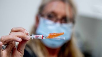 România așteaptă vaccinul anti-COVID, dar nu are suficient antigripal