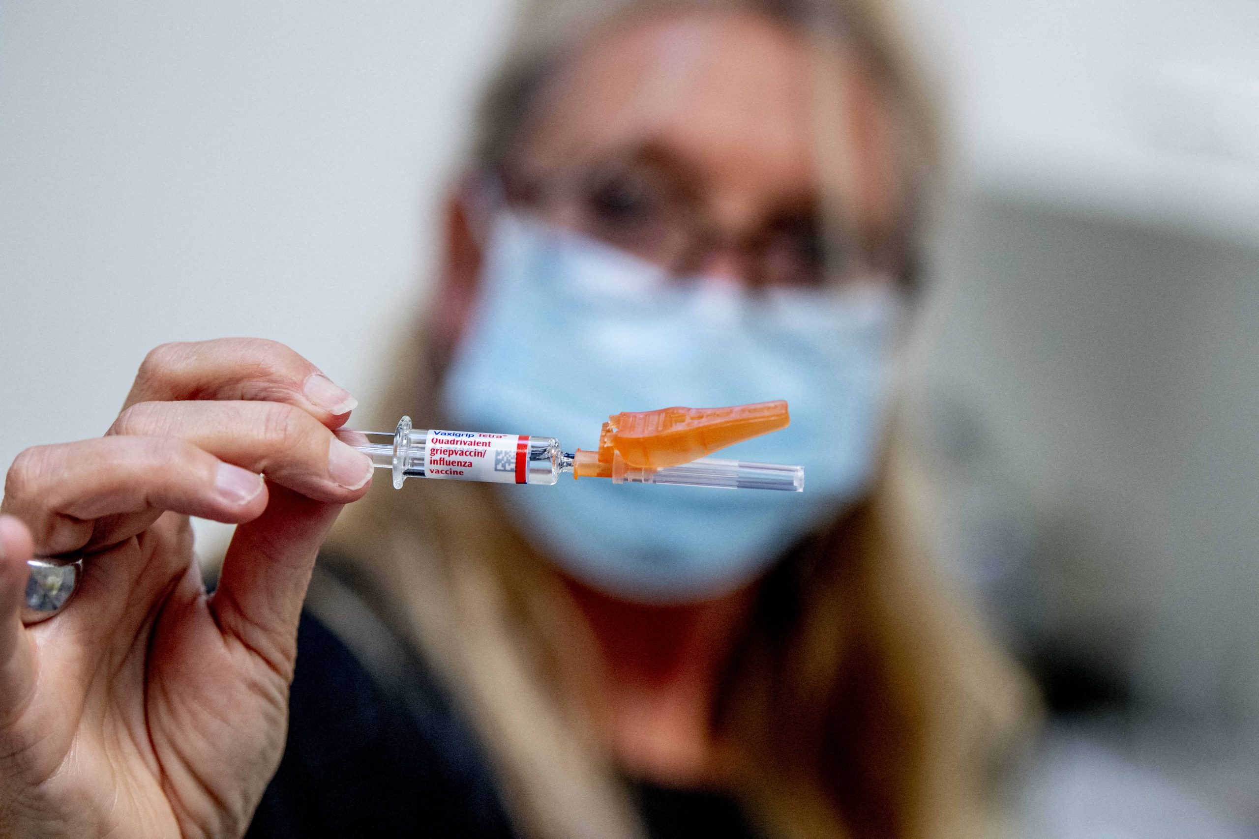 România așteaptă vaccinul anti-COVID, dar nu are suficient antigripal