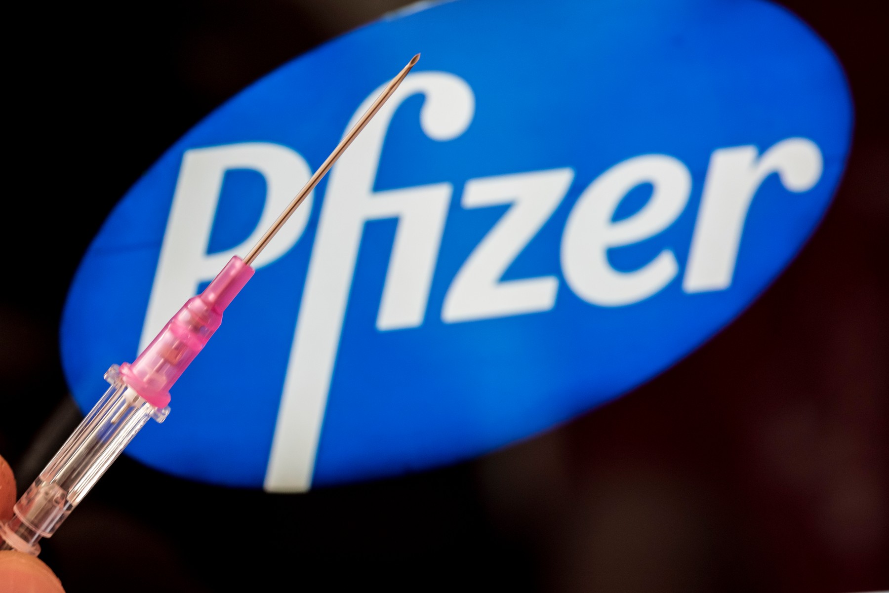 Primele doze ale vaccinului Pfizer au ajuns în Marea Britanie. „Suntem o țară mai bună decât altele!”. UE s-a simțit atacată