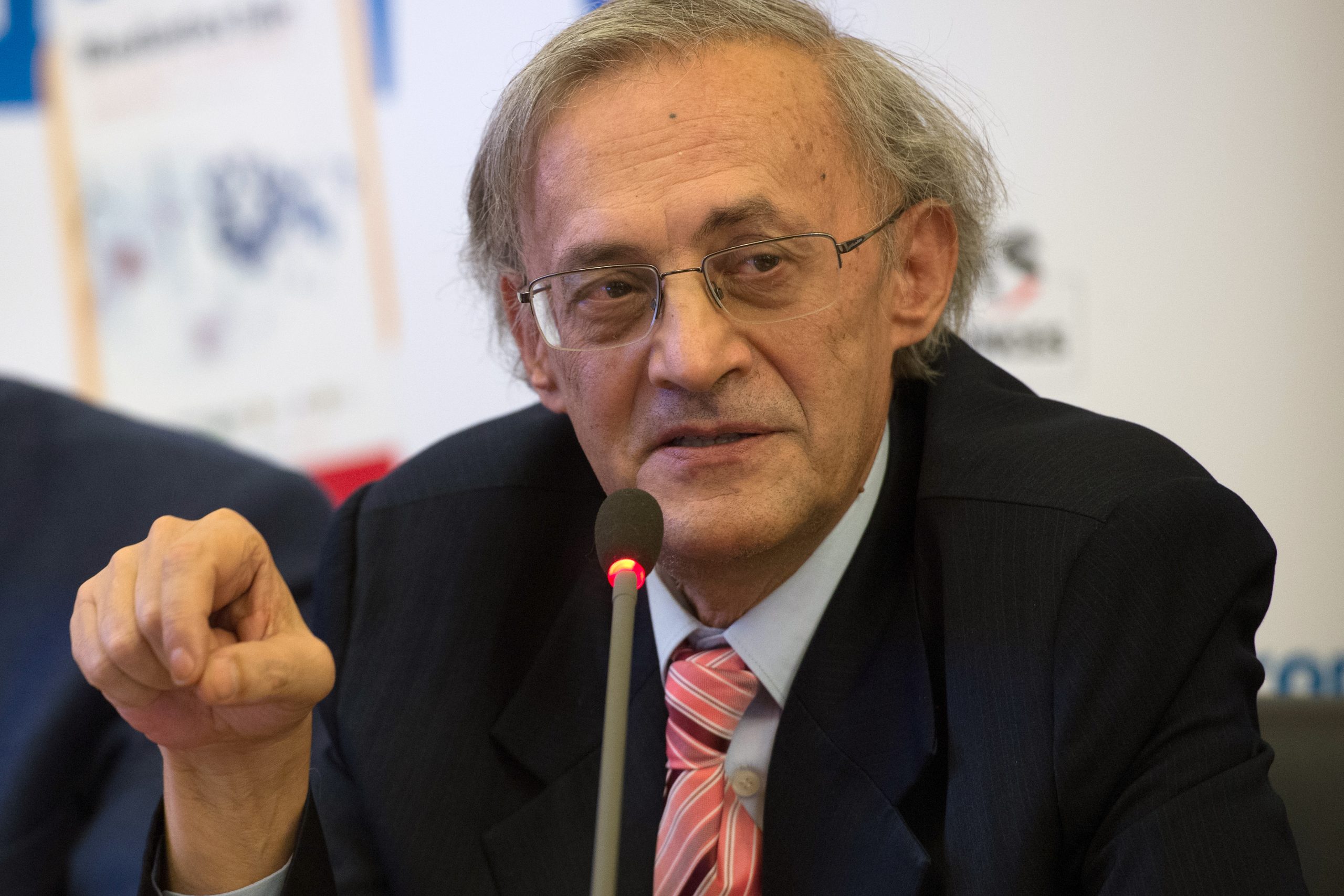 Vasile Astărăstoae: „Eu nu am găsit studiul lui Raed Arafat care recomandă să nu se circule noaptea pentru că virușii sunt mai agresivi”