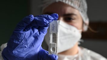 Se stă la rând pentru vaccin. Distribuirea lui va stârni o luptă aprigă