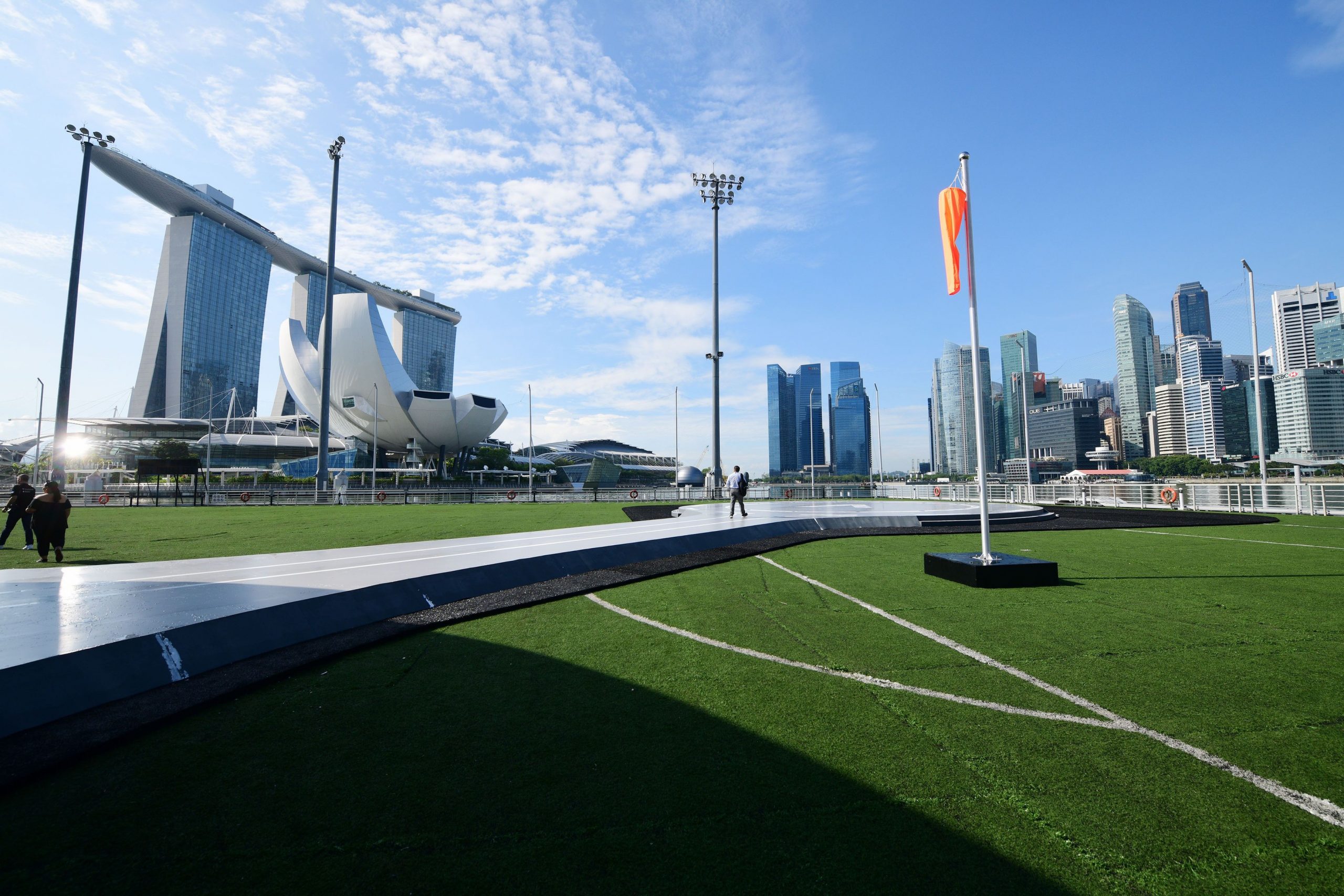 Va fi construit primul aeroport pentru maşini zburătoare. Primele taxiuri zburătoare au fost deja testate