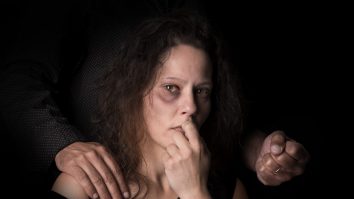 Strategia agresorilor pentru a-și ține victimele captive într-o relație toxică. Dana Războiu: „Frica se inoculează treptat, treptat, de-a lungul lunilor, anilor”