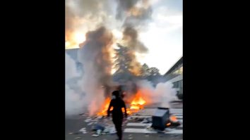 Scene violente în Franța. Elevii au vandalizat mașinile poliției și au atacat forțele de ordine din cauza menținerii școlilor deschise. VIDEO