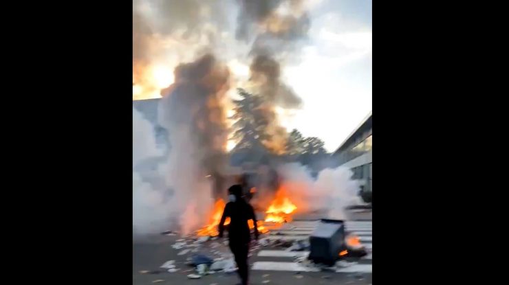 Scene violente în Franța. Elevii au vandalizat mașinile poliției și au atacat forțele de ordine din cauza menținerii școlilor deschise. VIDEO
