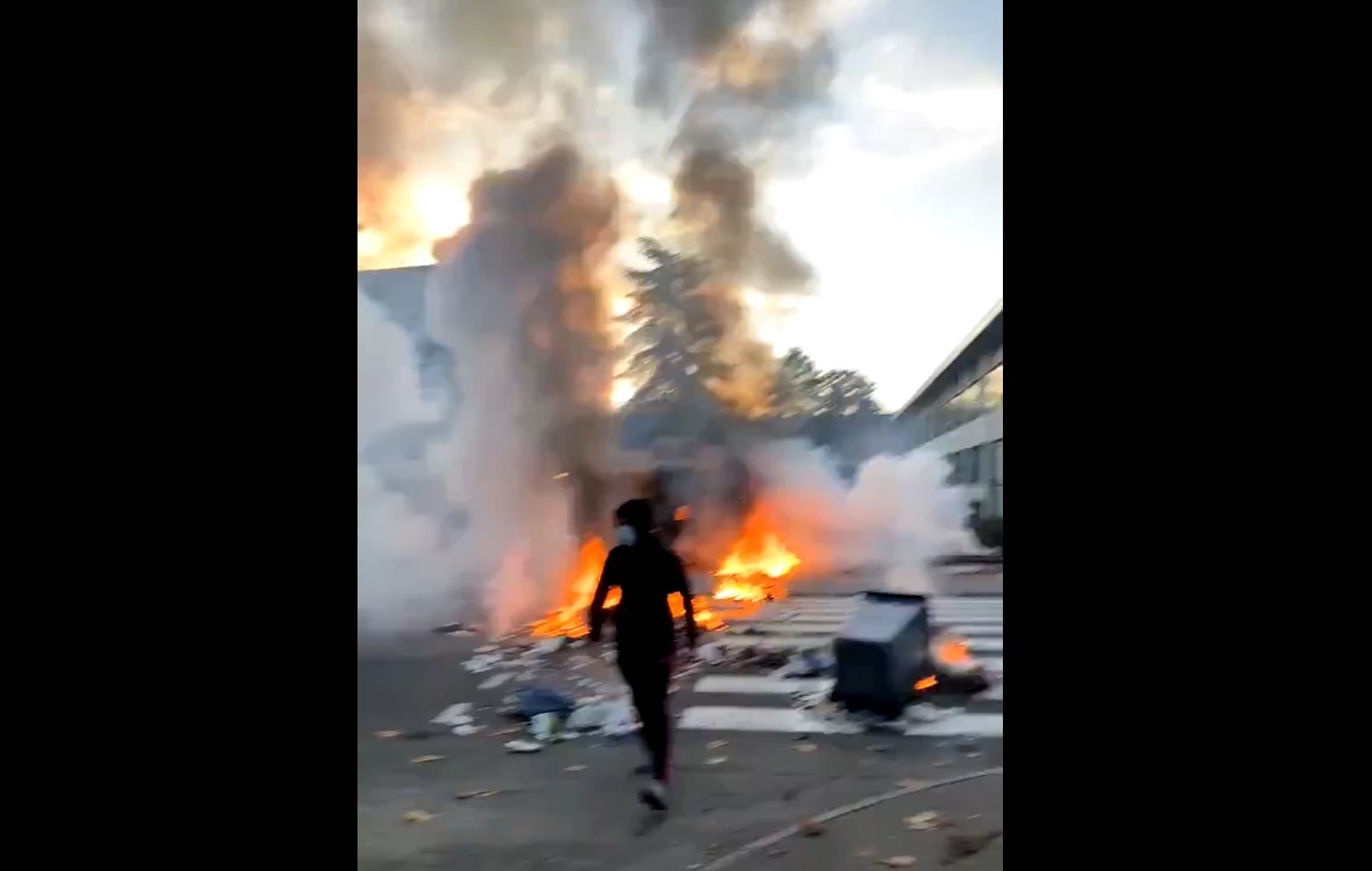 Scene violente în Franța. Elevii au vandalizat mașinile poliției și au atacat forțele de ordine din cauza menținerii școlilor deschise. VIDEO