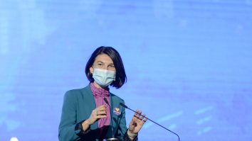 Cine sunt politicienii care au ales să poarte „flacăra violet” în perioada campaniei electorale