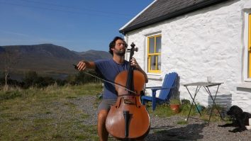 VIDEO. Muzica, salvarea oamenilor în pandemie. Un irlandez a strâns milioane de vizualizări cântând în natură la violoncel