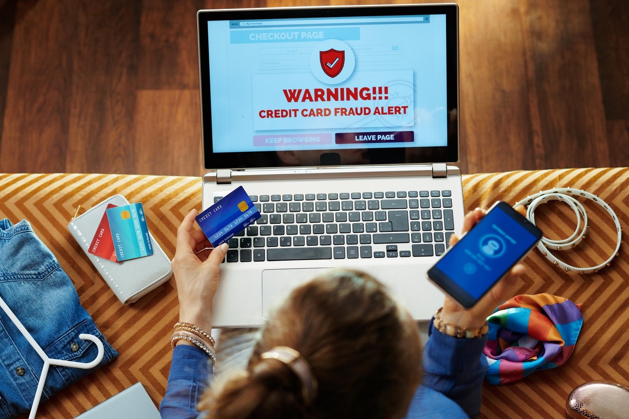 Cum să te ferești de virușii de mobil, care pot spiona aplicațiile mobile de la bănci. Recomandările unei expert cybersecurity