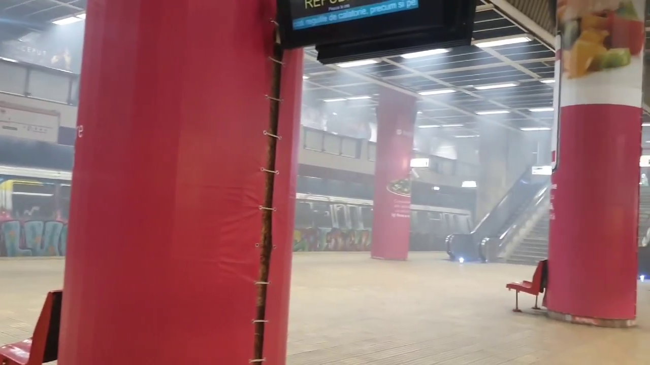VIDEO Alertă la metrou. Fum degajat de un tren, la Piaţa Unirii. Anunţul făcut de Metrorex