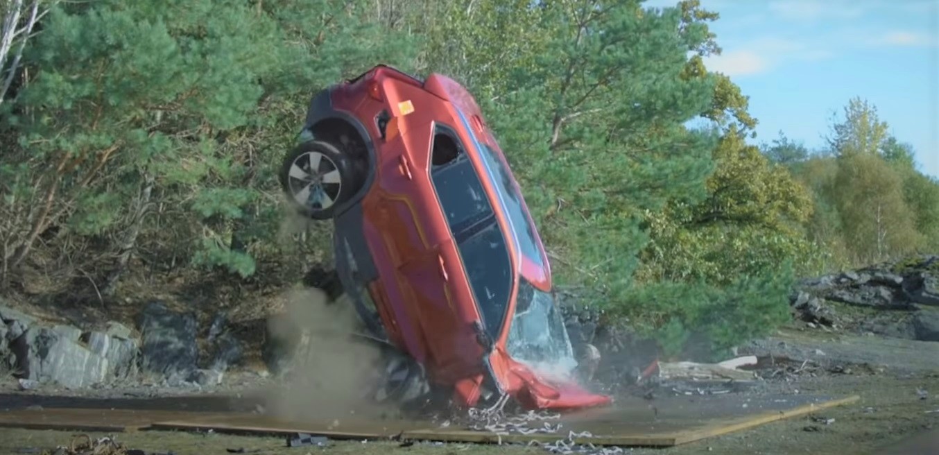 Volvo, test surprinzător. Zece noi SUV-uri XC40 au fost aruncate de la 30 de metri înălțime