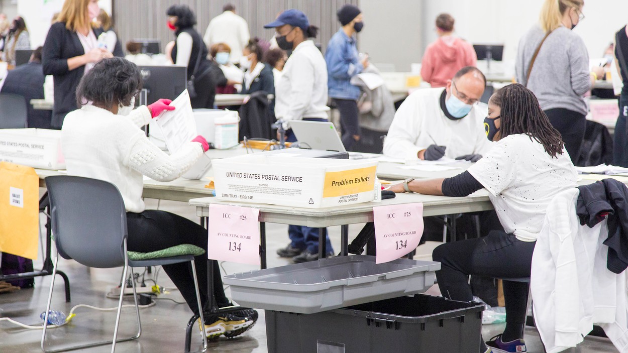 Un grup de activiști anti-corupție susține că are dovada fraudei electorale. Acuzația făcută de un angajat poștal