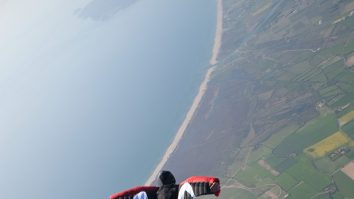 BMW a creat un costum cu care poți zbura cu 300 kilometri pe oră