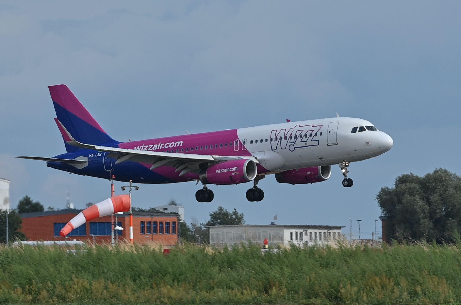 Aterizează fotbalul în România, dar fără noi. O companie aeriană a lansat zboruri speciale între București, Viena și Skopje