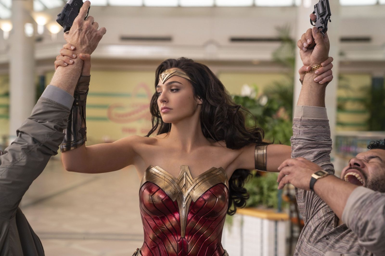 Surpriză privind lansarea „Wonder Woman 1984“. IndieWire: Strategia e „un șut direct în figura cinematografelor“