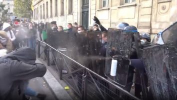 Protest cu gaze lacrimogene în fața unui liceu din Paris. Liceeni s-au luat la bătaie cu polițiștii. VIDEO