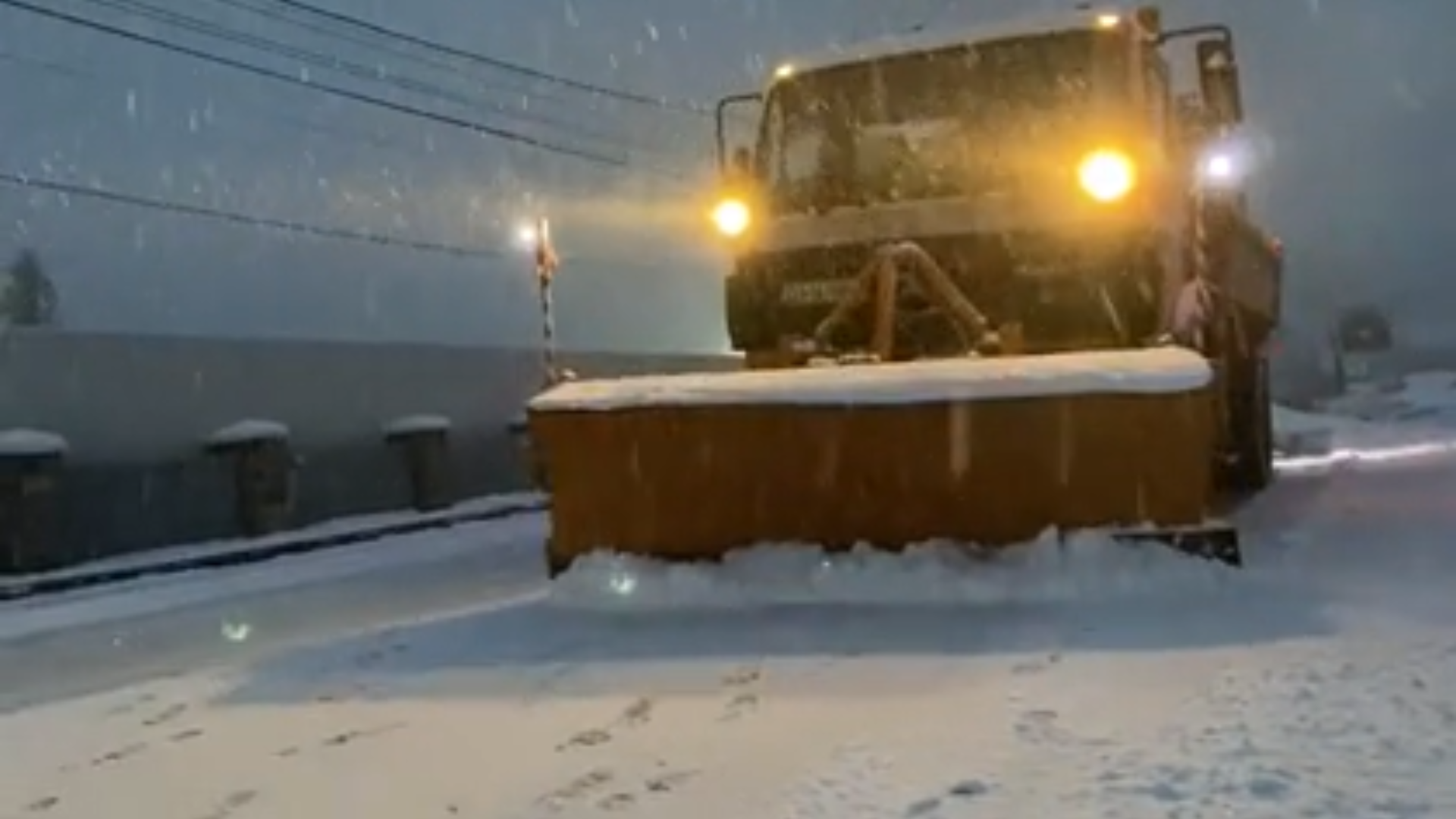 Strat de zăpadă de 10 centimetri la Rânca. 6 utilaje au răspândit material antiderapant pe DN ieri seară