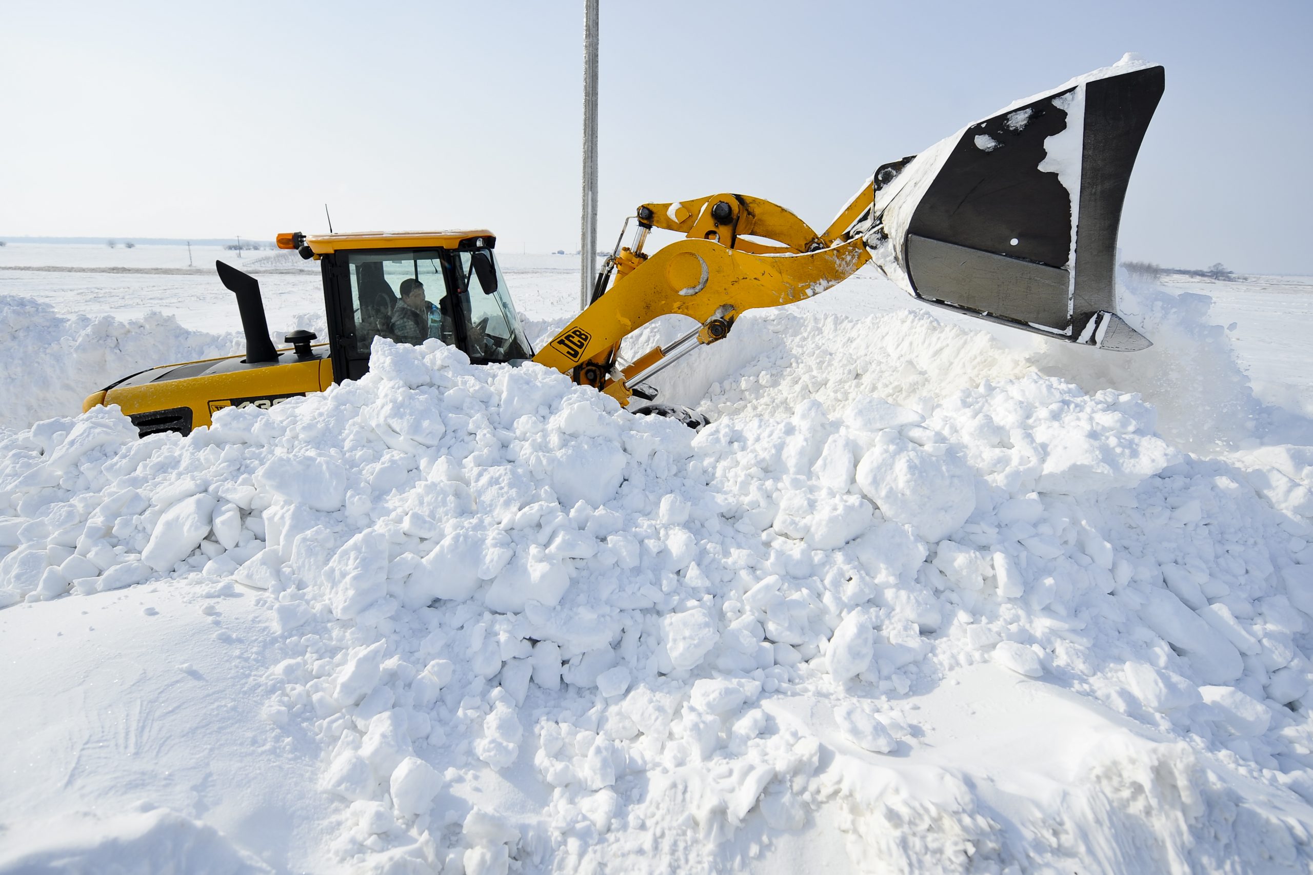 Prima zăpadă poate aduce adevărate probleme. Drumarii sunt nemulţumiţi de salariile mici şi vor să protesteze