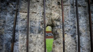 Zidul Berlinului a căzut din greşeală. Anunțul eronat care a provocat evenimentul