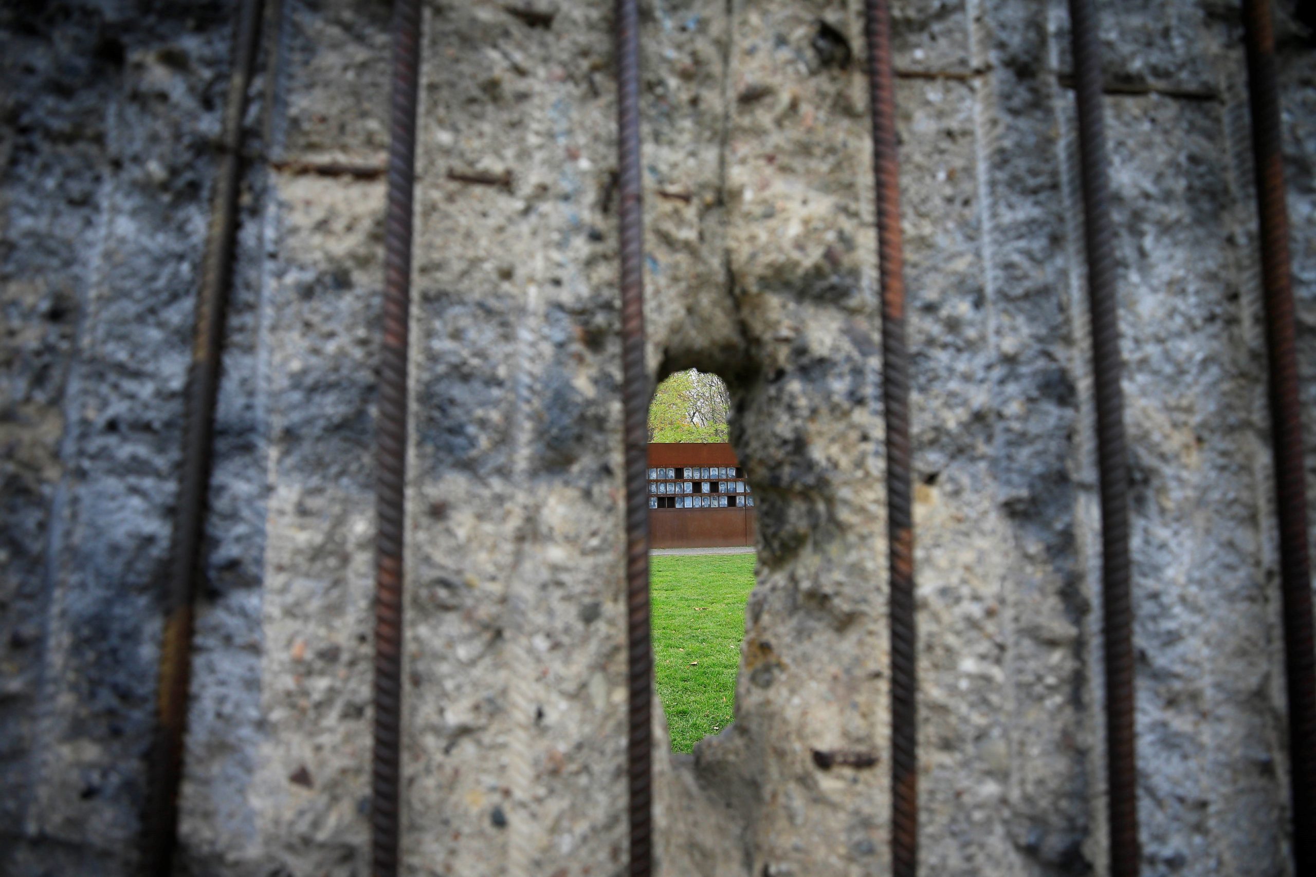 Zidul Berlinului a căzut din greşeală. Anunțul eronat care a provocat evenimentul