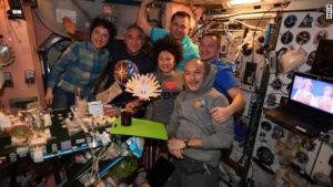 Astronauții de pe Stația Spațială au organizat o cină de Ziua Recunoștinței. Mâncarea a fost preparată pe pământ, dar servită pe orbită
