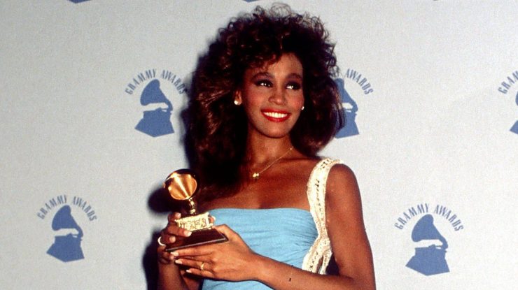 Whitney Houston și fiica sa Bobbi Brown, destine trase la indigo. Un nou documentar dezvăluie secretele prințesei pop