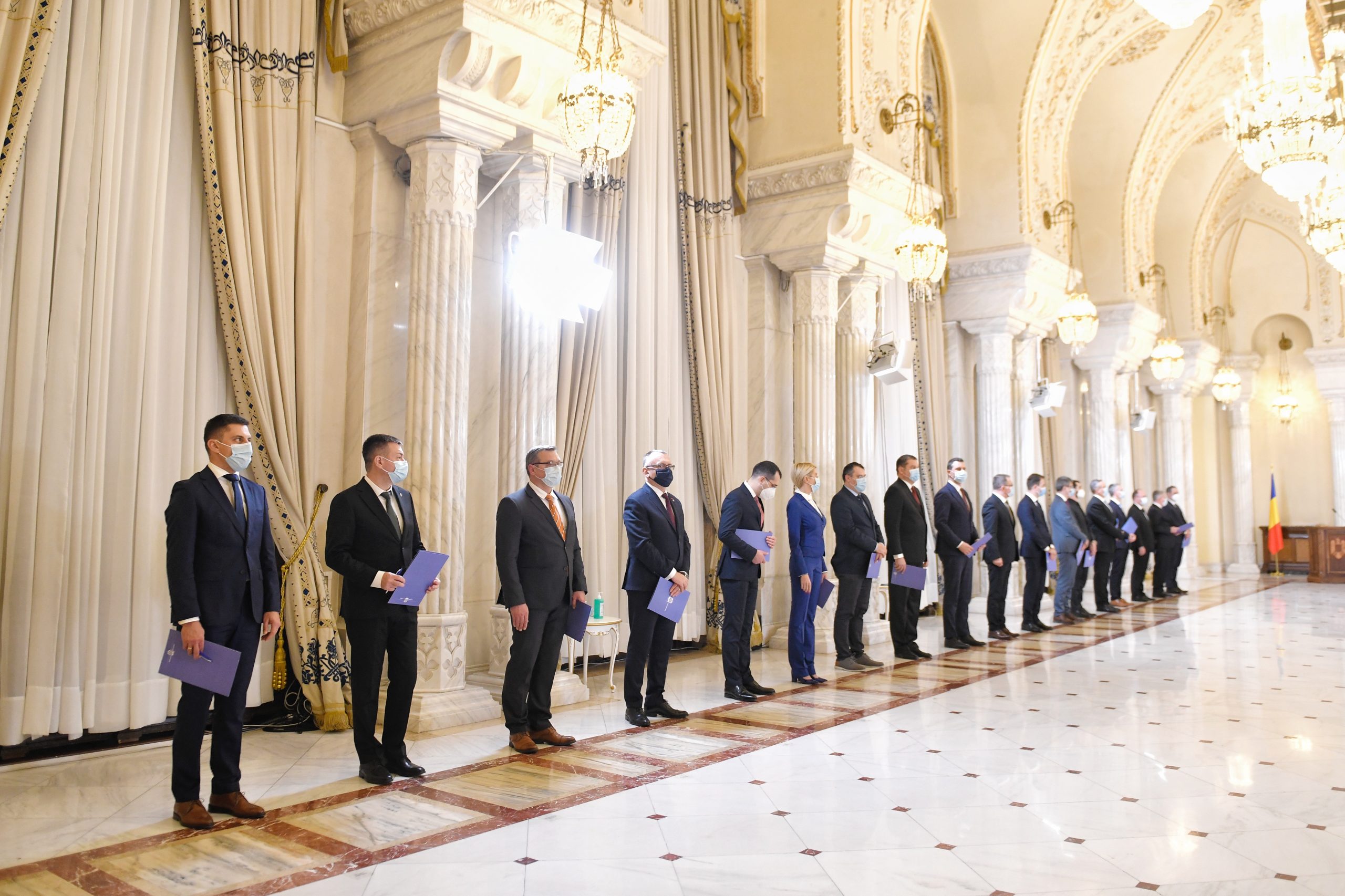 Guvernul Cîțu a depus jurământul la Cotroceni. Mesajul lui Iohannis: „La treabă!”