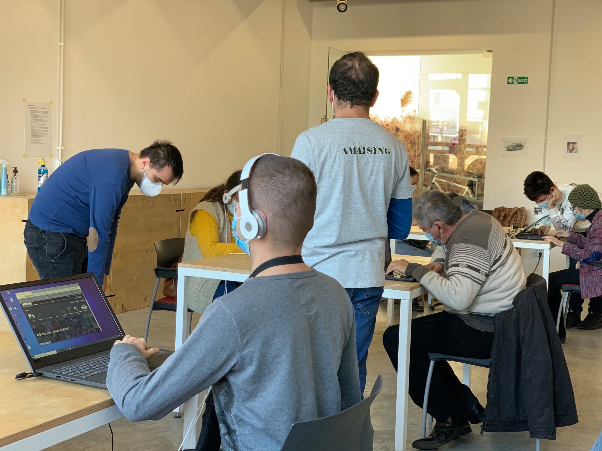 În România sunt peste 95.000 de persoane cu deficiențe de vedere. Un ONG ajută oamenii să empatizeze cu persoanele nevăzătoare