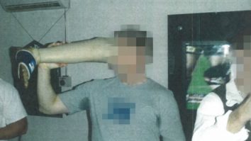 Imagini șocante: un militar australian bea din proteza de picior a unui taliban mort, într-un bar ilegal din Afganistan