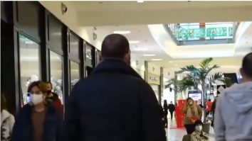 A început marea aglomeraţie înainte de sărbători. Românii au dat năvală în magazine