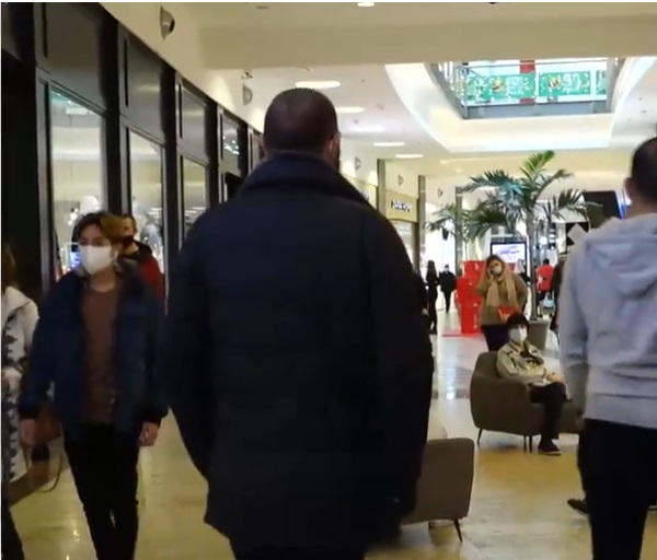 A început marea aglomeraţie înainte de sărbători. Românii au dat năvală în magazine