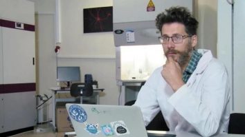 Moartea cercetătorului rus care lucra la un vaccin anti-Covid. Mărturia suspectului: S-a înjunghiat și a sărit de la balcon