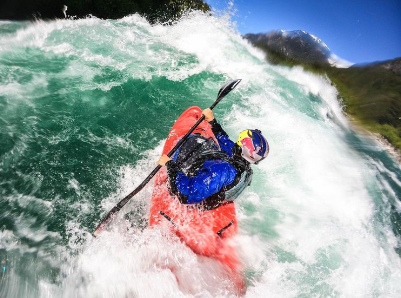 Primul sportiv care a coborât cu caiacul pe Keyhole Falls. Cascada are 35 de metri înălțime