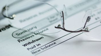 Studiu: Persoanele care uită șă își plătească ratele pot avea demență