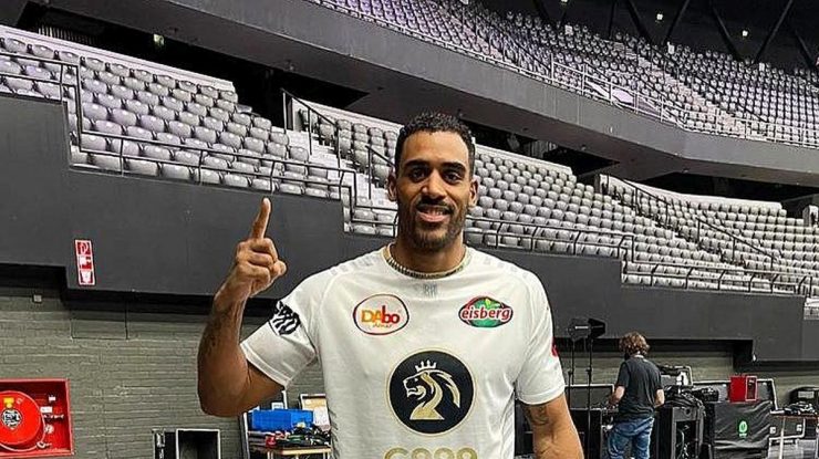 Românul Benny Adegbuyi a câștigat meciul anului în kickboxing: L-a făcut KO pe Badr Hari