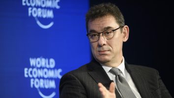 Președintele Pfizer nu e sigur dacă persoanele vaccinate pot răspândi în continuare COVID-19