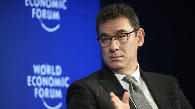 Președintele Pfizer nu e sigur dacă persoanele vaccinate pot răspândi în continuare COVID-19