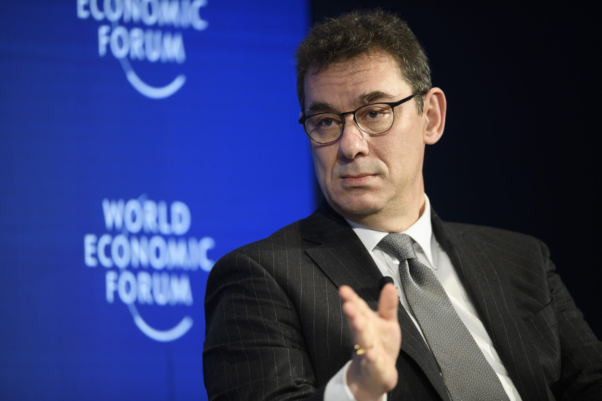 Președintele Pfizer nu e sigur dacă persoanele vaccinate pot răspândi în continuare COVID-19