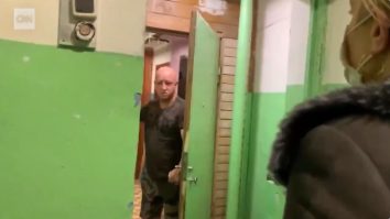 O jurnalistă CNN bate la ușa unui agent FSB: „Zdrastvuite, echipa d-voastră l-a otrăvit pe Navalnîi?” Cum răspunde ofițerul