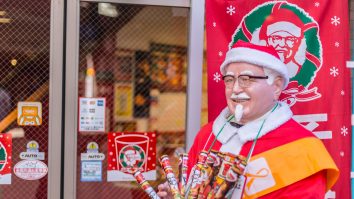 Tradiție ciudată de Crăciun în Japonia: „Cine nu comandă din timp stă ore întregi la coadă”