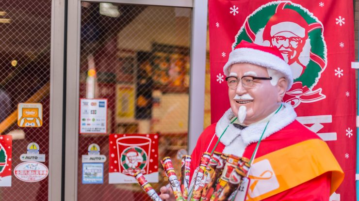 Tradiție ciudată de Crăciun în Japonia: „Cine nu comandă din timp stă ore întregi la coadă”