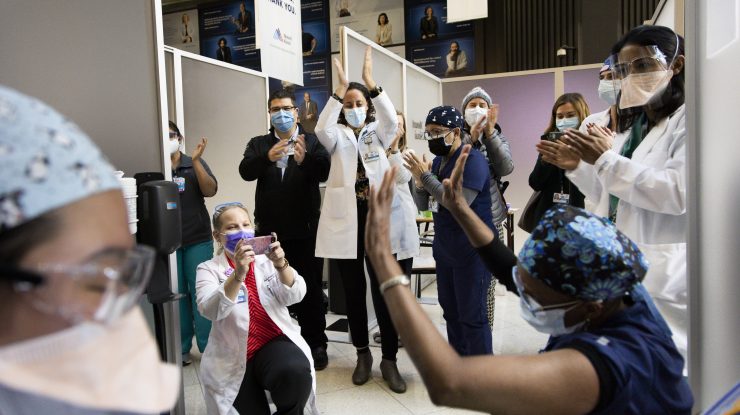 Medicii americani se ceartă între ei pentru a fi vaccinați primii