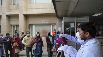 Boală misterioasă apărută în India: „Au început brusc să vomite, după ce s-au plâns de arsuri la ochi”