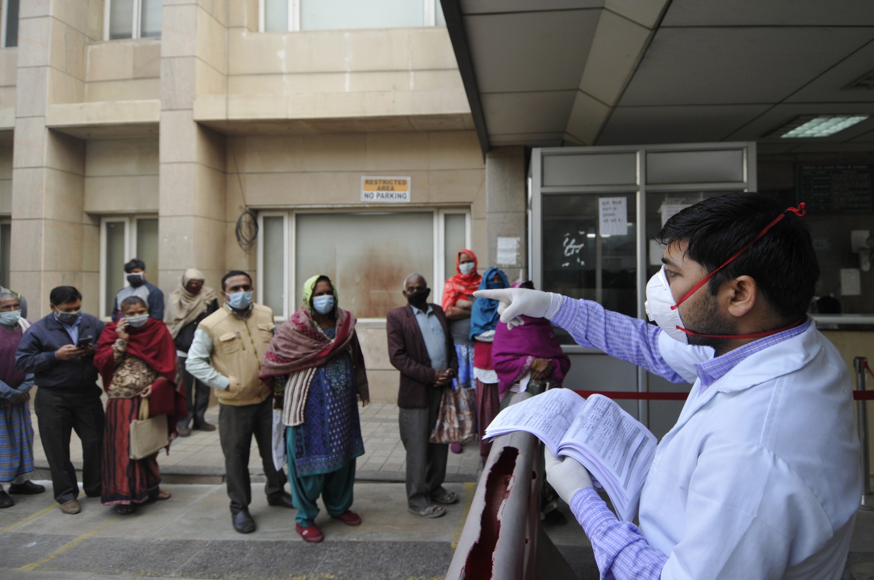 Boală misterioasă apărută în India: „Au început brusc să vomite, după ce s-au plâns de arsuri la ochi”