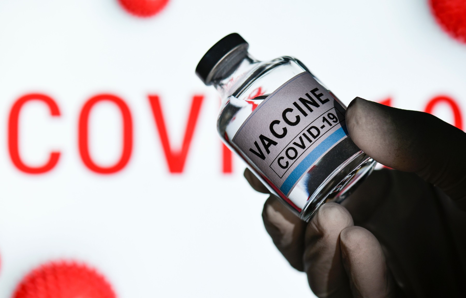 Marea Britanie începe mâine vaccinarea împotriva Covid. Câți români vor fi imunizați