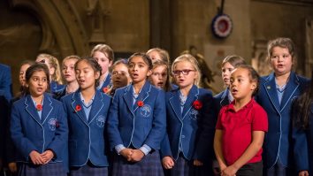 Elevii din Marea Britanie vor primi subiectele examenelor. Evaluările au fost mutate cu trei săptămâni