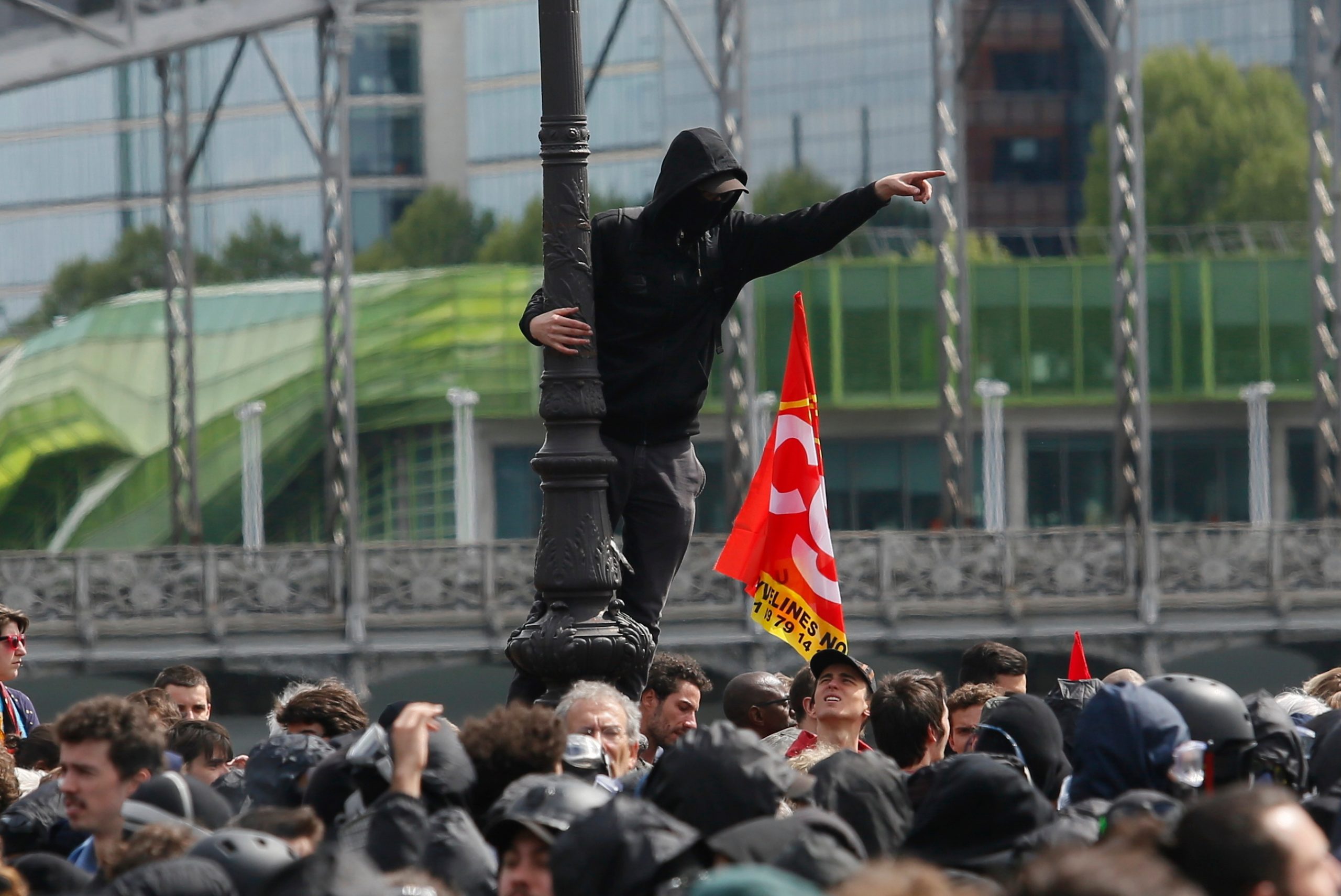 Șapte persoane cu înclinații de extremă stângă, bănuite de plănuirea unui atac, au fost reținute în Franța