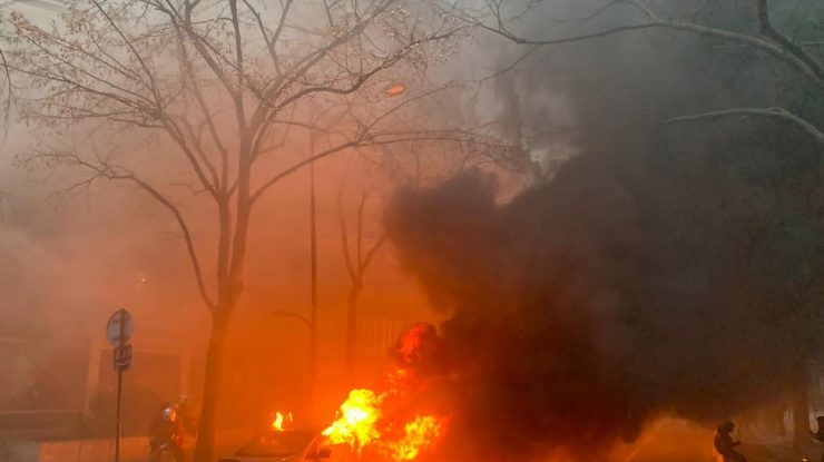 Franța, cuprinsă de un nou val de proteste violente: Lupte de stradă, magazine și mașini incendiate