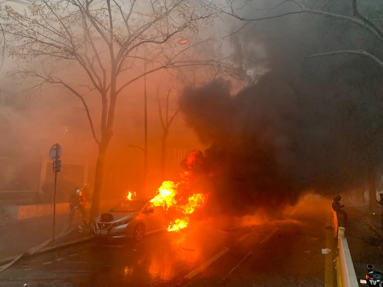 Franța, cuprinsă de un nou val de proteste violente: Lupte de stradă, magazine și mașini incendiate